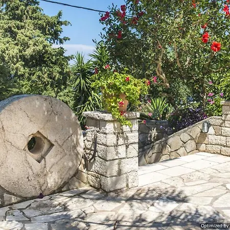 Apartment Christos &